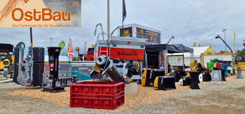 Messestand von einer Baumesse mit schaufeln für bagger, betonstation, siebanlagen und Brechanlagen und einm hydraulikhammer für bagger