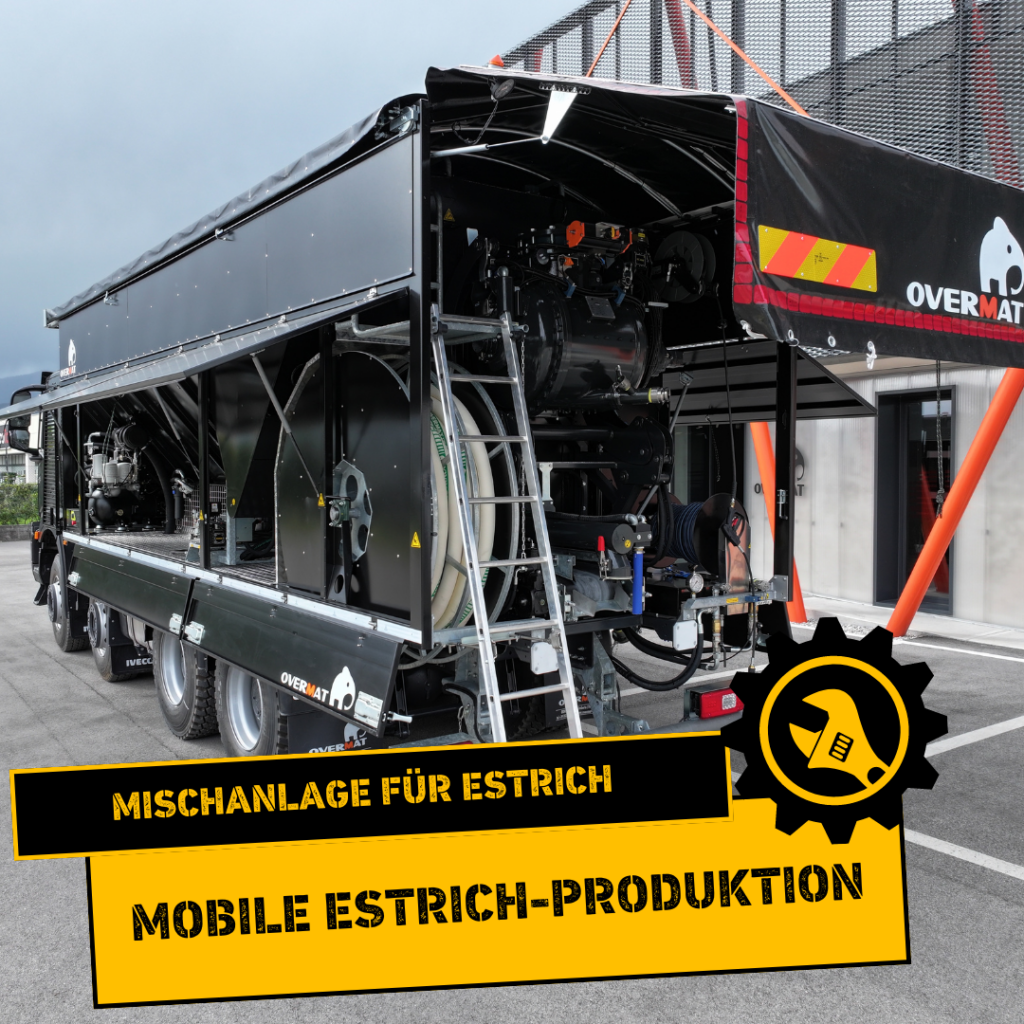 Eine schwarze Overmat-Mischanlage auf einem Lkw zeigt offene Technik, Leiter und Schläuche; gelbe Schrift nennt mobile Estrich-Produktion.