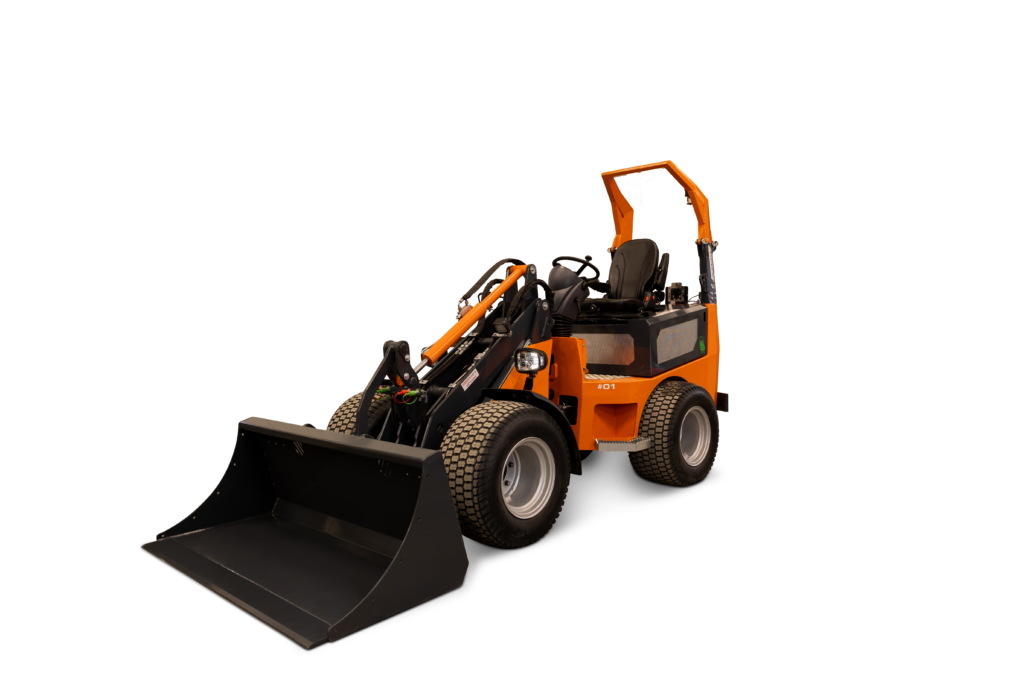 Kompakter Radlader RELLY 1.8 E in Orange und Schwarz mit großer Schaufel, breiten Reifen und offener Fahrerkabine vor schwarzem Hintergrund.