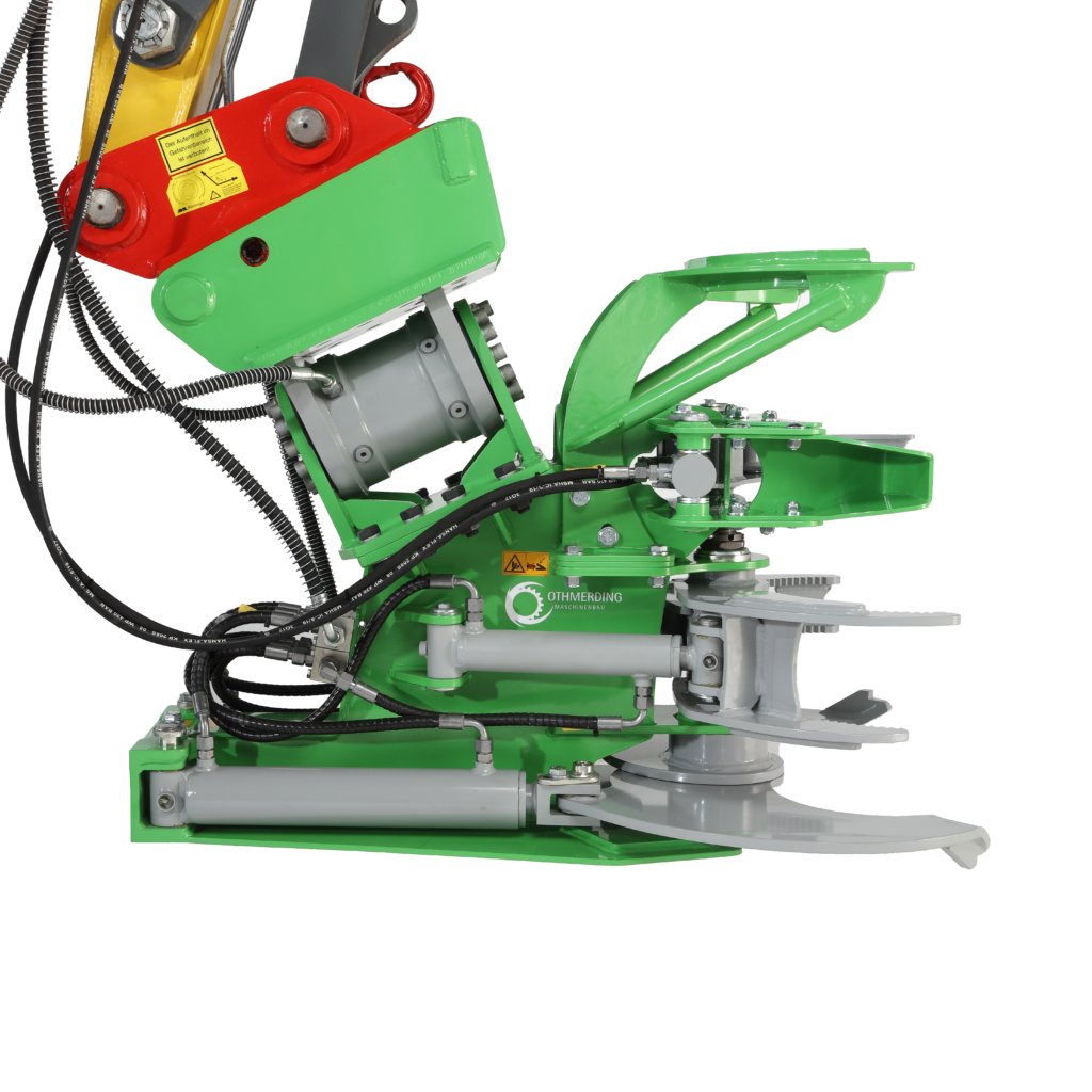 Seitlich freigestellte Baumschere mit grün-rotem Gehäuse, hydraulischen Schläuchen und silbernen Schneidarmen von Othmerding Maschinenbau.
