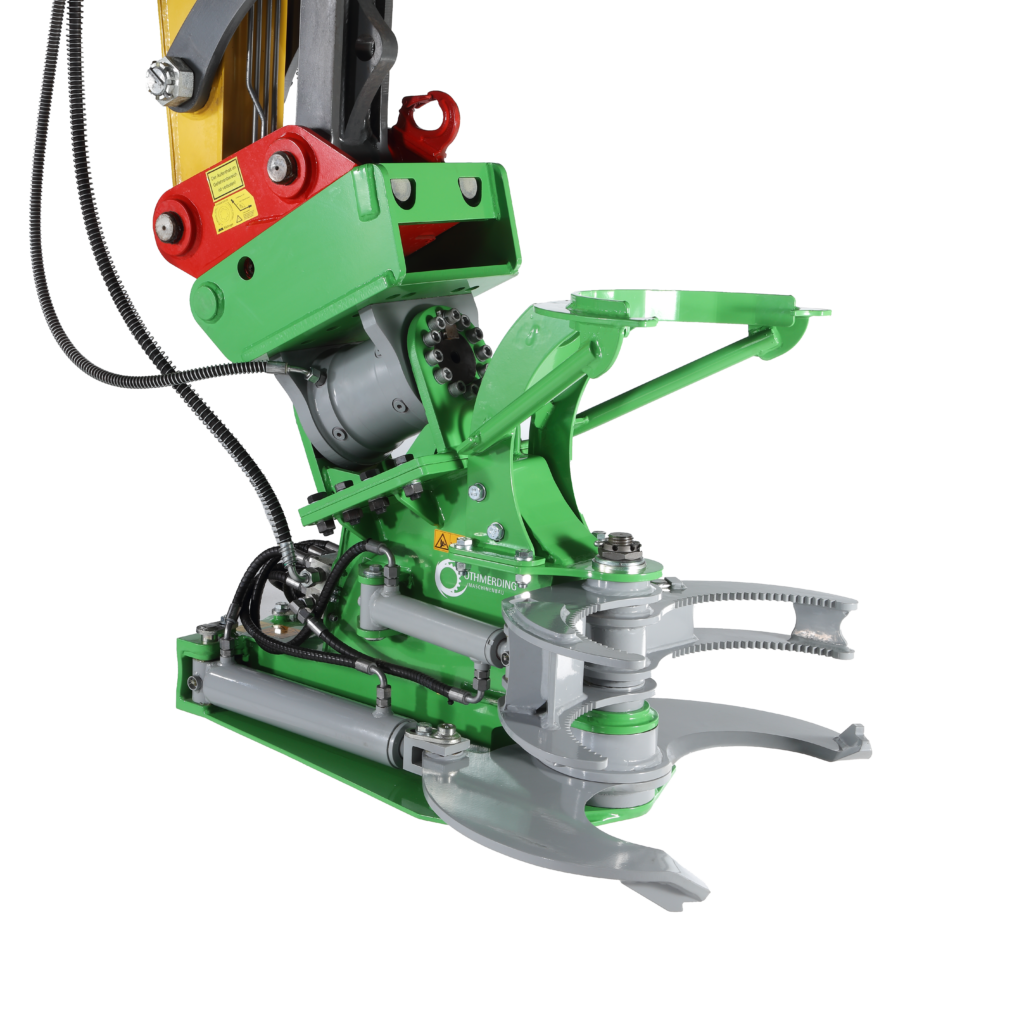 Eine grüne und graue Baumschere von TimberBLADE mit Hydraulikzylindern, Greiferarmen und roten Gelenkplatten vor schwarzem Hintergrund.