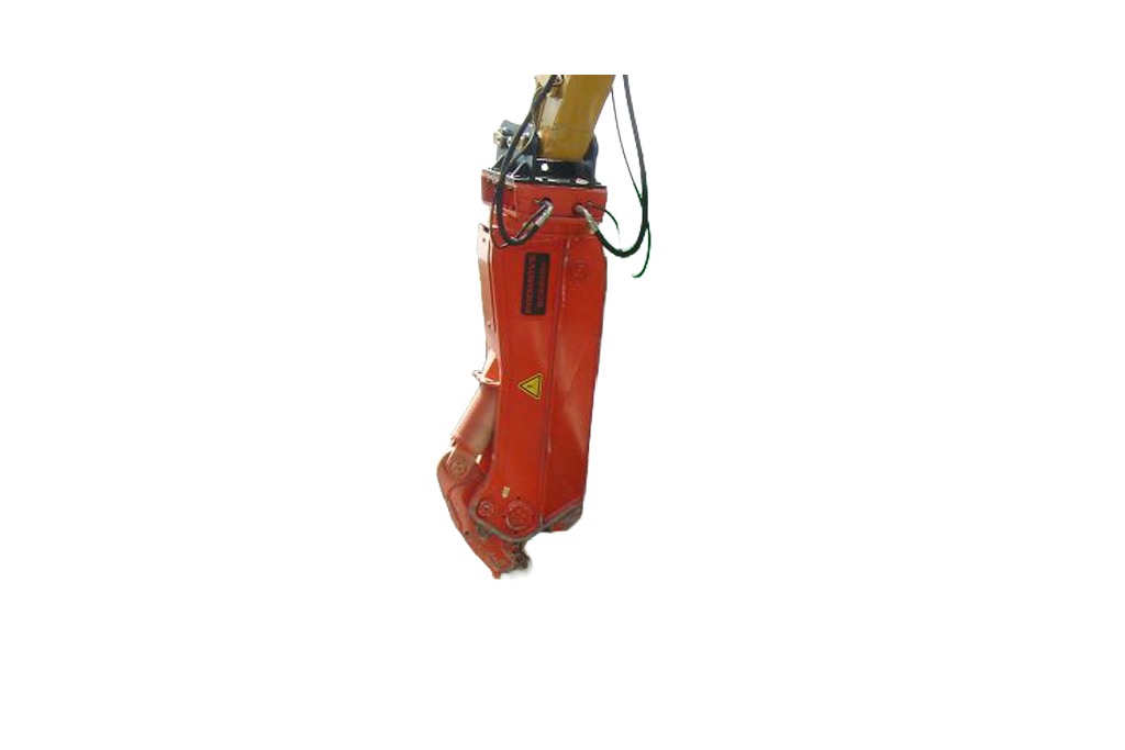 Ein rotes Promove-Anbaugerät hängt am Baggerarm und steht vor grünem Maschinenaufbau, mit sichtbaren Hydraulikschläuchen und Warnsymbol.