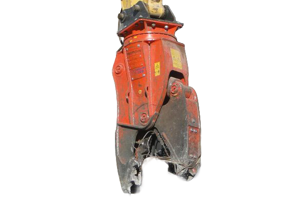 Ein roter Promove CR Pulverisierer an einem Bagger zerkleinert Beton und Bewehrungsstahl, während sich Kabel und Schutt am Boden sammeln.