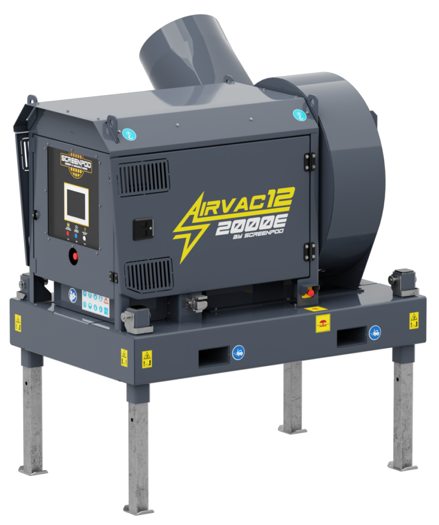 Dunkelgraue Screenpod Airvac12 2000E Anlage mit Bedienfeld, großem Rundgehäuse und vier Stahlstützen vor schwarzem Hintergrund.