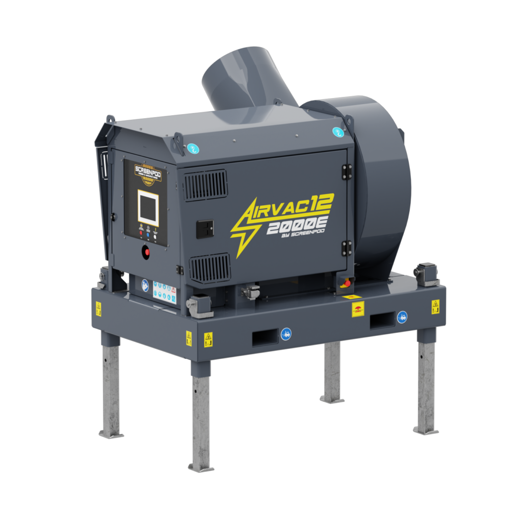 Ein grauer Windsichter von Screenpod mit aufrechtem Steuergehäuse, großem Gebläsegehäuse, gelbem Airvac12-2000E-Logo und vier Metallstützen vorne.