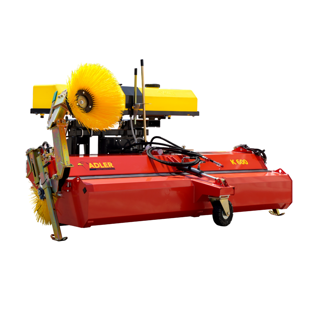 Die rot-gelbe Anbaukehrmaschine ADLER K 600 mit großer gelber Bürste, seitlichem Kehrbesen und Sammelbehälter steht freigestellt vor schwarzem Hintergrund.