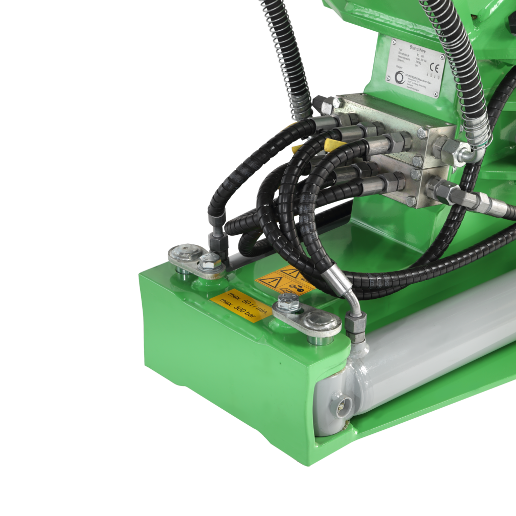 Grüne Baumschere BS 650 mit schwarzen Hydraulikschläuchen, Stahlanschlüssen und Typenschild vor schwarzem Hintergrund, detailreich freigestellt.
