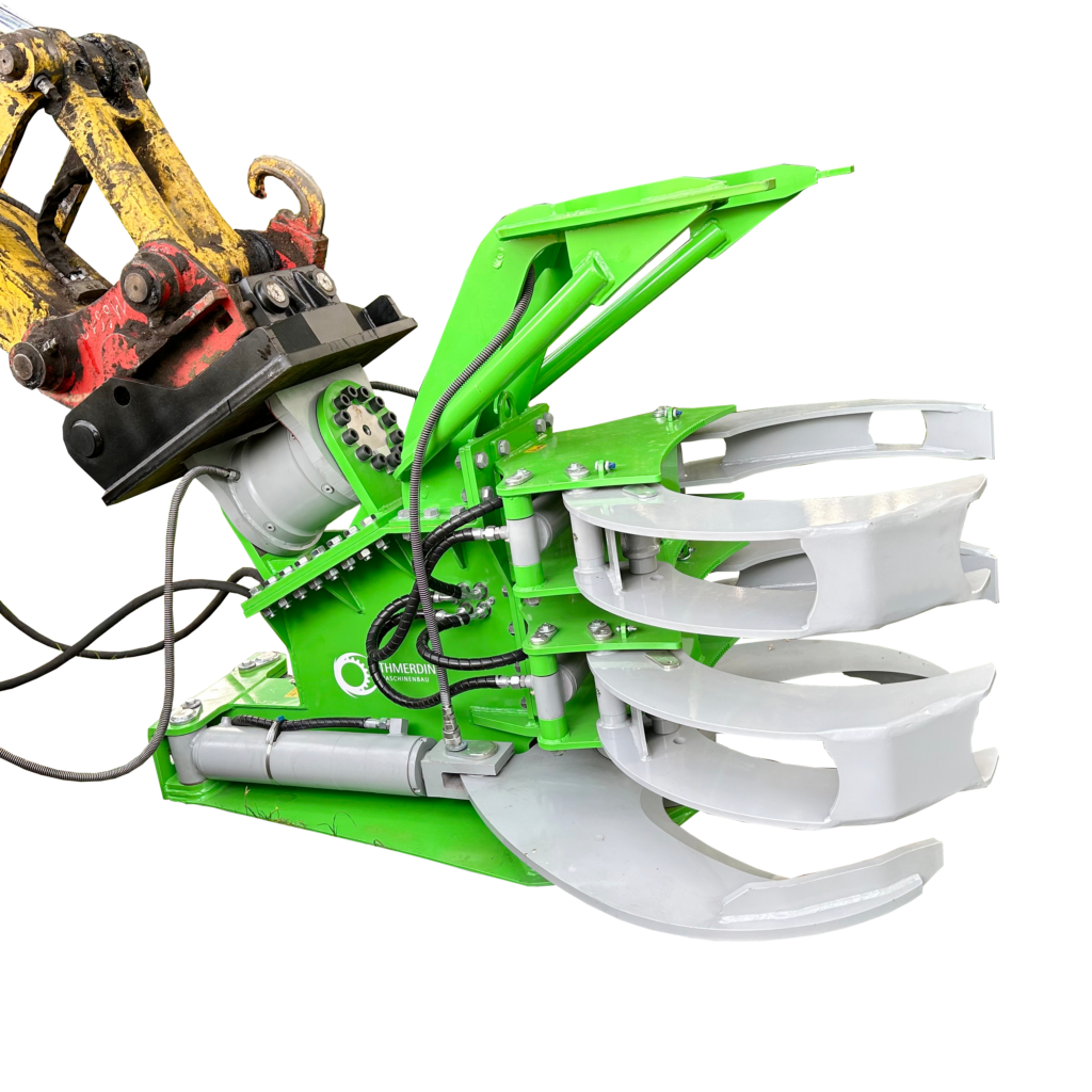 An einem Baggerarm sitzt die grüne BS-950 Baumschere von TimberTITAN mit weißen Schneidarmen, Hydraulikschläuchen und kompaktem Stahlgehäuse.