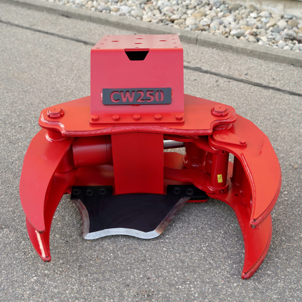 Rote Baumschere CW250 mit breitem Greifarm und schwarzem Schneidmesser steht auf Asphalt, während oben die Anschlussplatte und Verschraubung sichtbar sind.