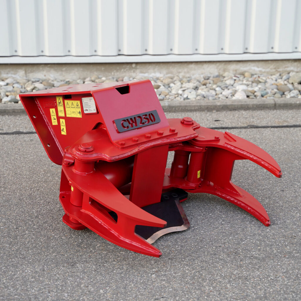 Der rote CW250-4 mit vier robusten Greifarmen und Warnaufklebern steht auf Asphalt vor einer hellen Metallwand und zeigt seine massive Bauweise.