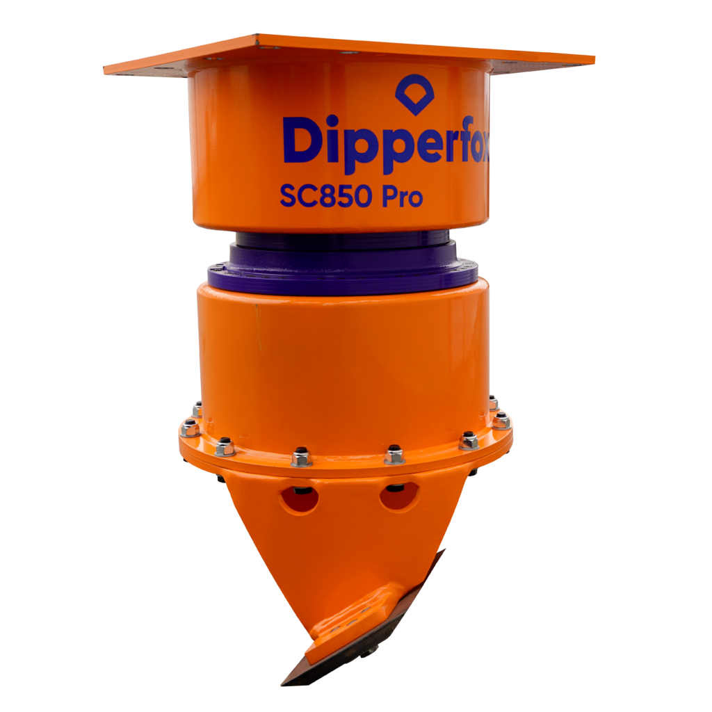 Die orangefarbene Baumstumpffräse Dipperfox SC850 Pro mit lila Mittelteil ist freigestellt und zeigt ein kompaktes, robustes Anbaugerät auf schwarzem Hintergrund.