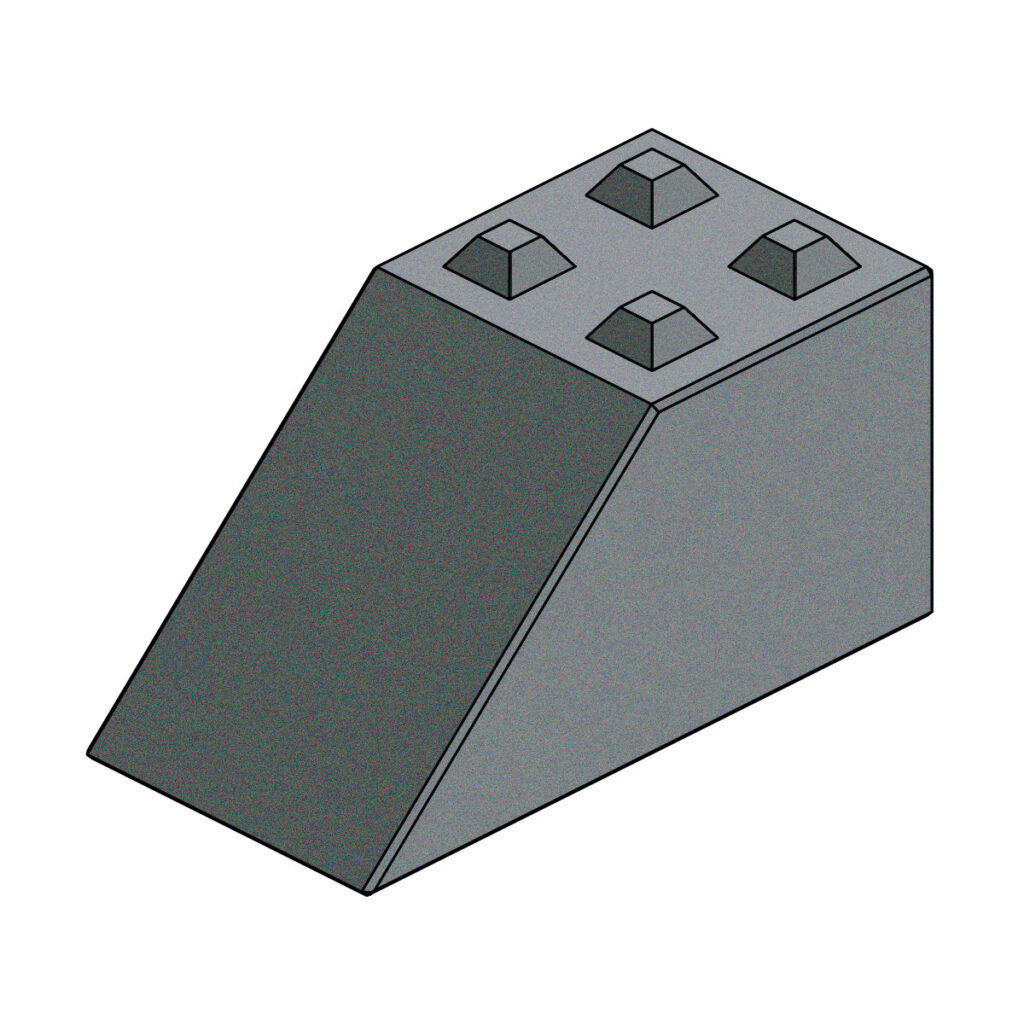 Ein grauer Betonblock in keilförmiger Form mit schräger Front und vier pyramidenförmigen Aufsätzen auf der Oberseite vor weißem Hintergrund.