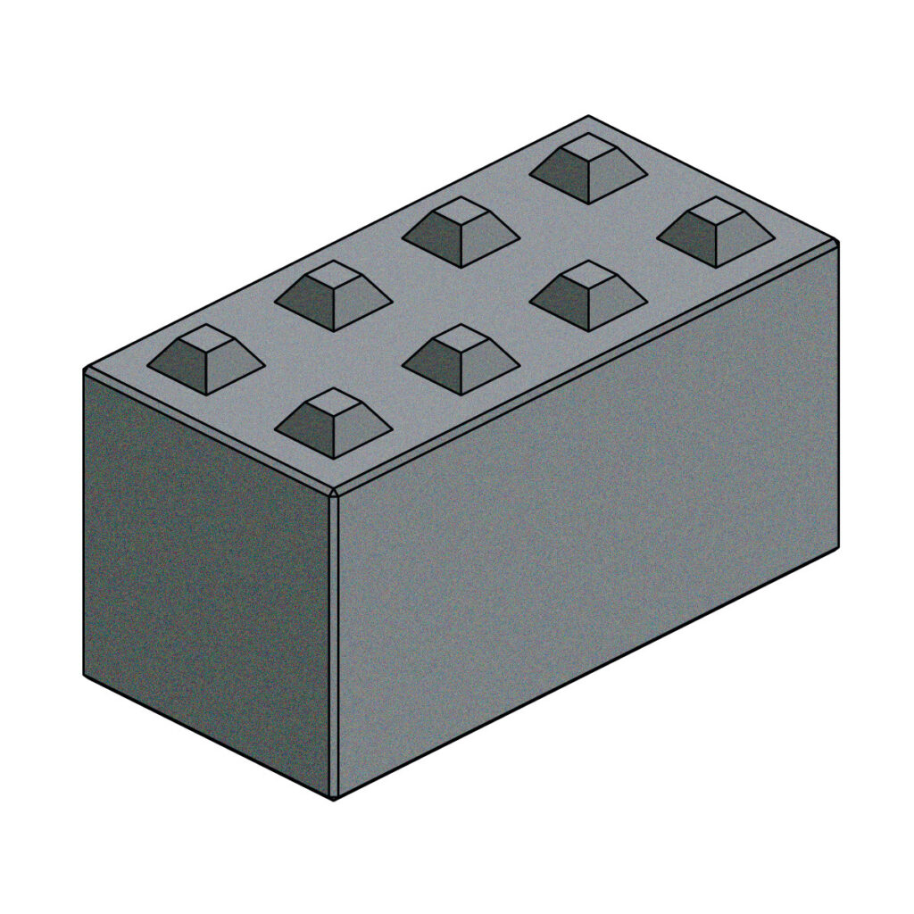 Ein grauer Betonlegoklotz mit rechteckiger Form und acht kleinen, pyramidenförmigen Aufsätzen liegt schräg vor weißem Hintergrund.