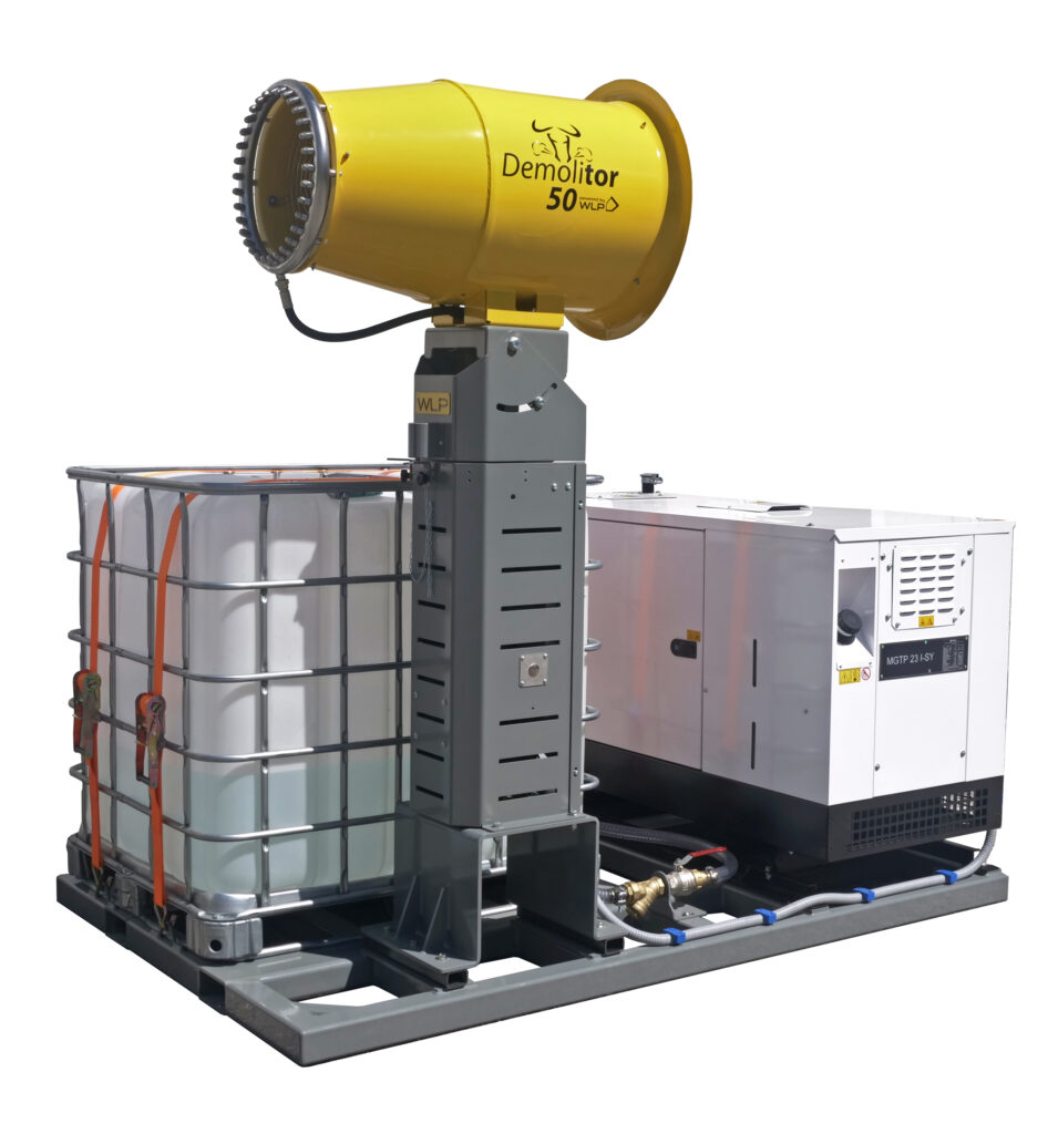 Ein gelber Demolitor 50 von WLP steht auf einem grauen Rahmen neben einem IBC-Behälter und einem weißen Aggregat, mit sichtbaren Schläuchen und Anschlüssen.