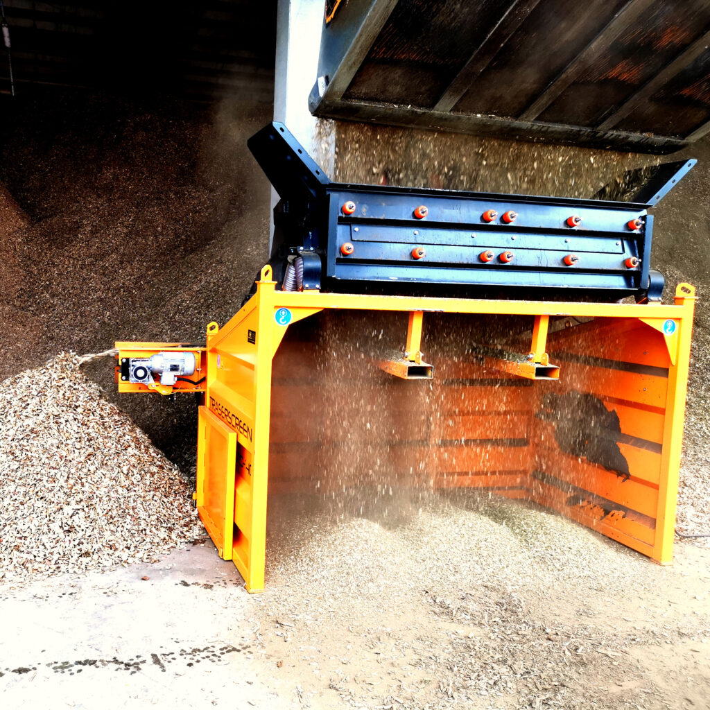 Orange-schwarze Recyclingmaschine DB-40L-5 fördert zerkleinertes Holzmaterial durch einen breiten Trichter, während Staub und Späne nach unten rieseln.