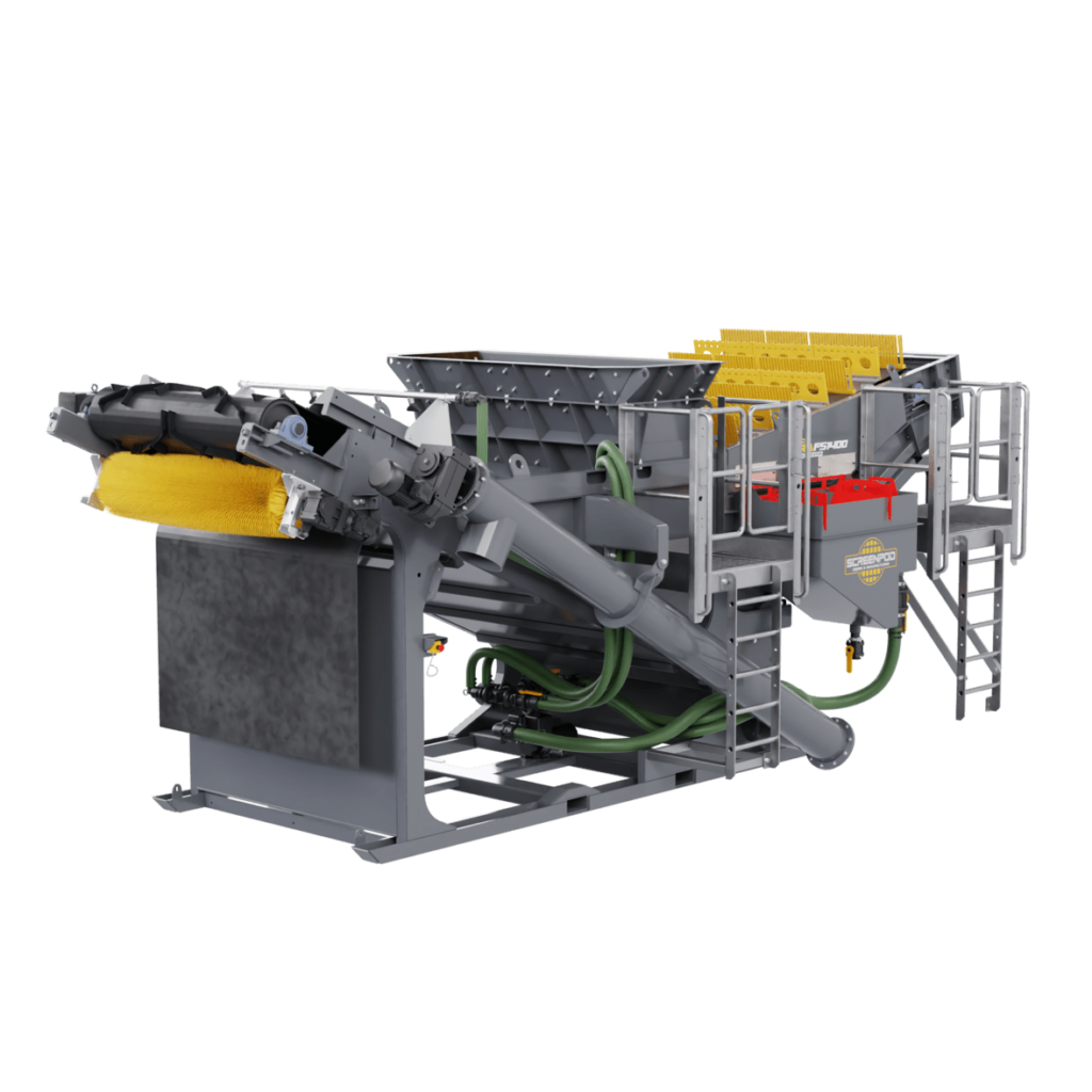 Eine graue Recyclinganlage mit Förderband, Siebmodul, gelben Bürsten, Leitungen und Plattformen steht als 3D-Darstellung auf grünem Hintergrund.