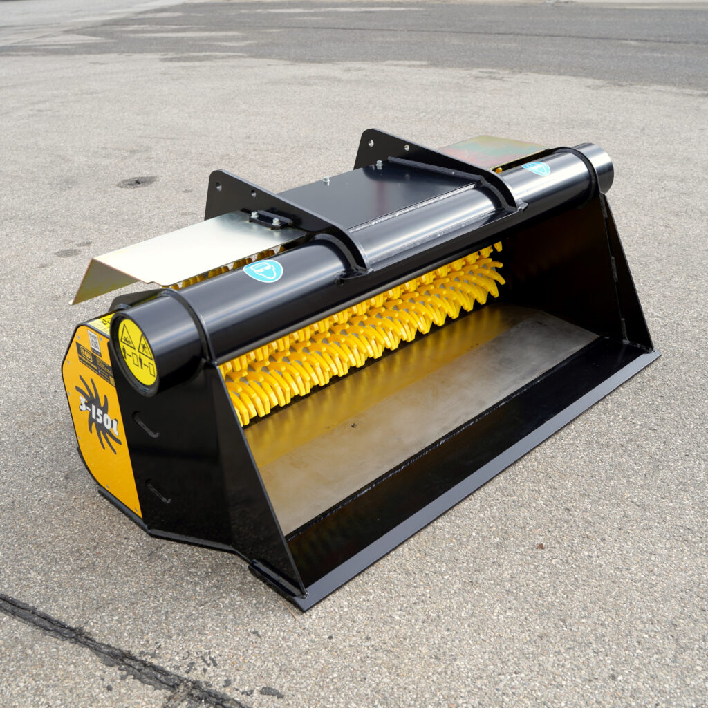 Schwarze und gelbe GYRUStar-Baumaschine mit rotierender Welle und Zähnen steht auf Asphalt, mit glänzenden Metallflächen und robustem Gehäuse.