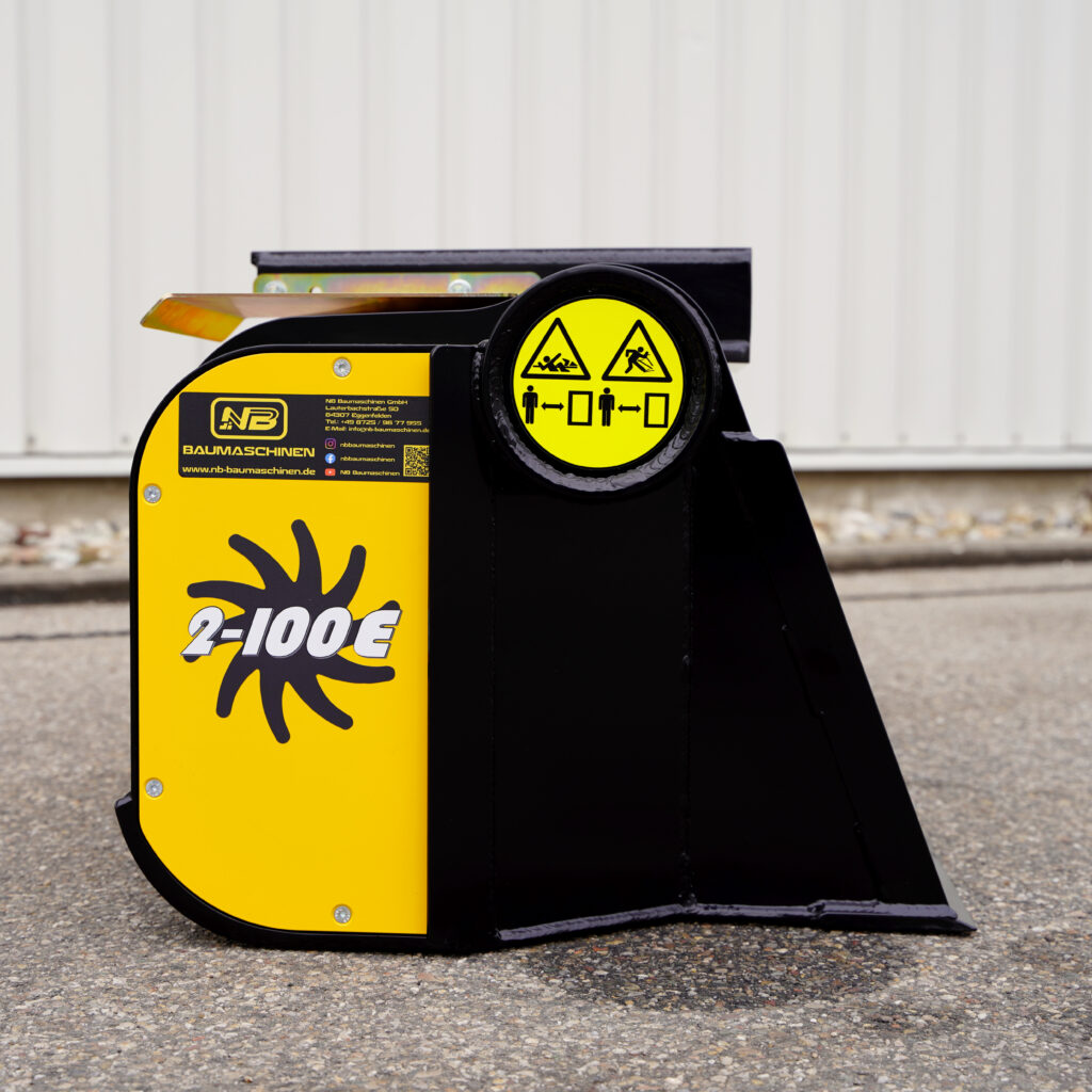 Schwarz-gelbe GYRUstar 2-100E mit Warnsymbolen und robustem Metallgehäuse steht auf Asphalt vor einer hellen Wand.