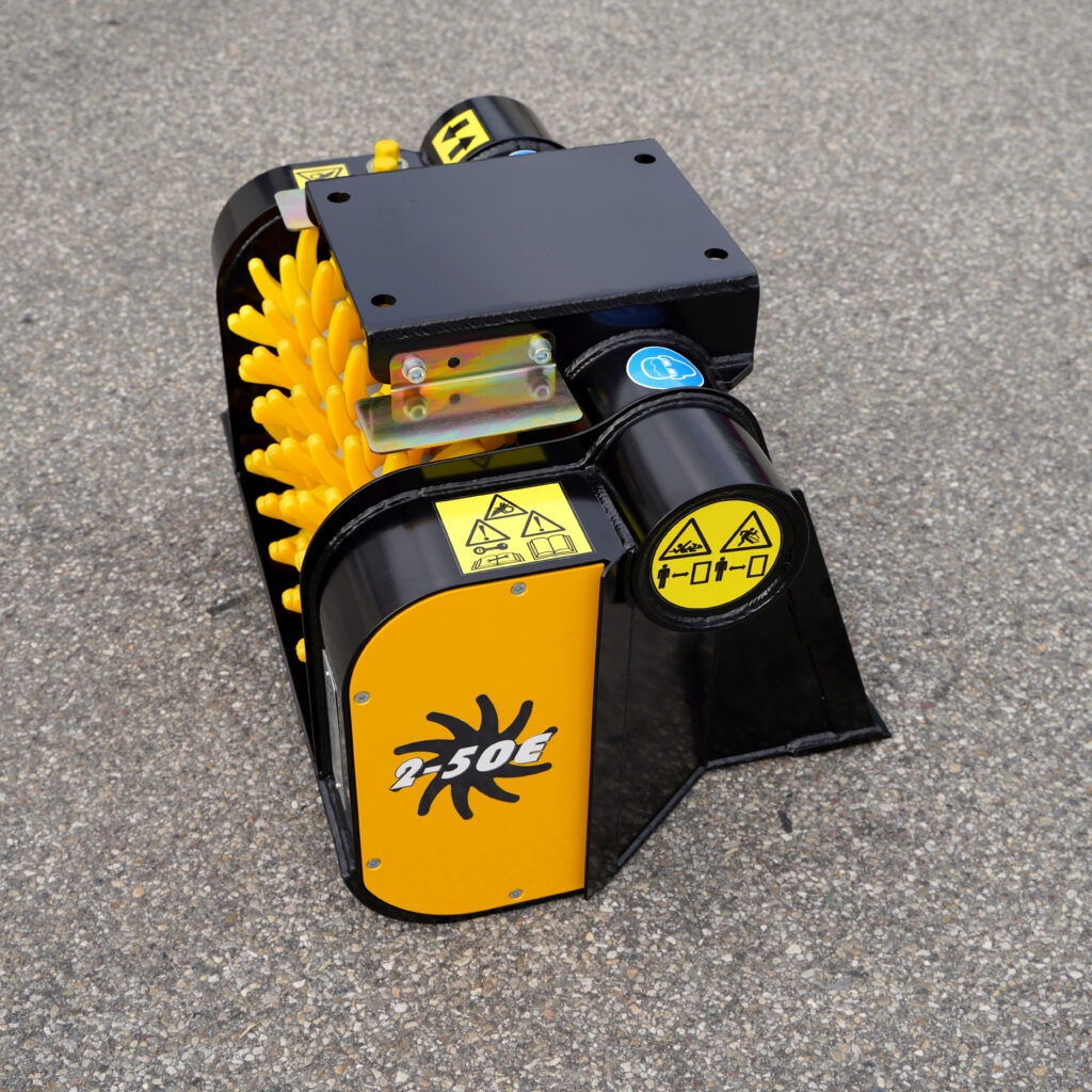 Mit gelb-schwarzer Lackierung steht ein kompakter GYRUstar 2-50E auf Asphalt, mit Warnaufklebern, Bolzen und sichtbar verschraubten Bauteilen.