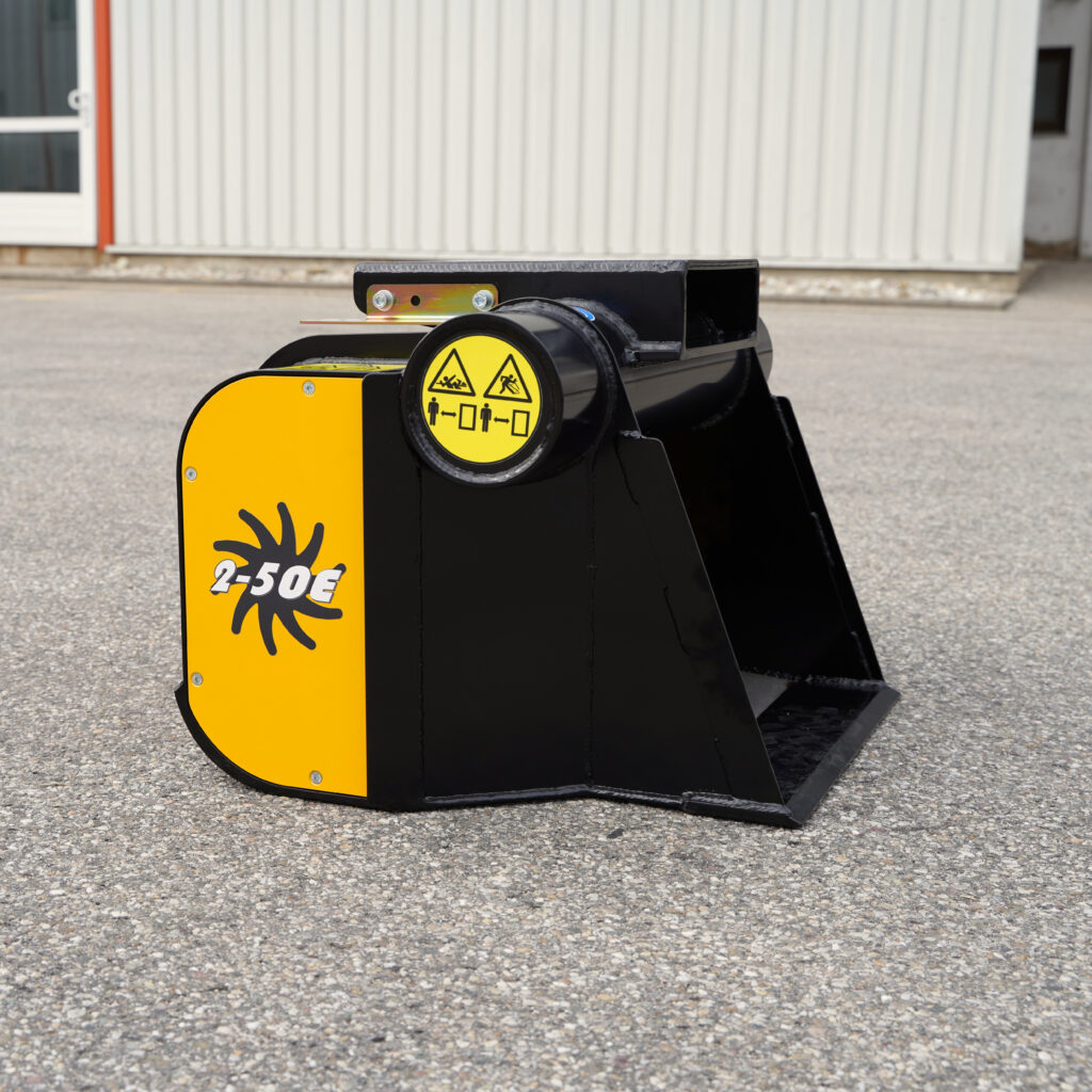 Schwarz-gelbe GYRUstar 2-50E-Anbaukonstruktion mit Warnsymbolen und großen Stahlkanten steht auf Asphalt vor einer hellen Hallenwand.