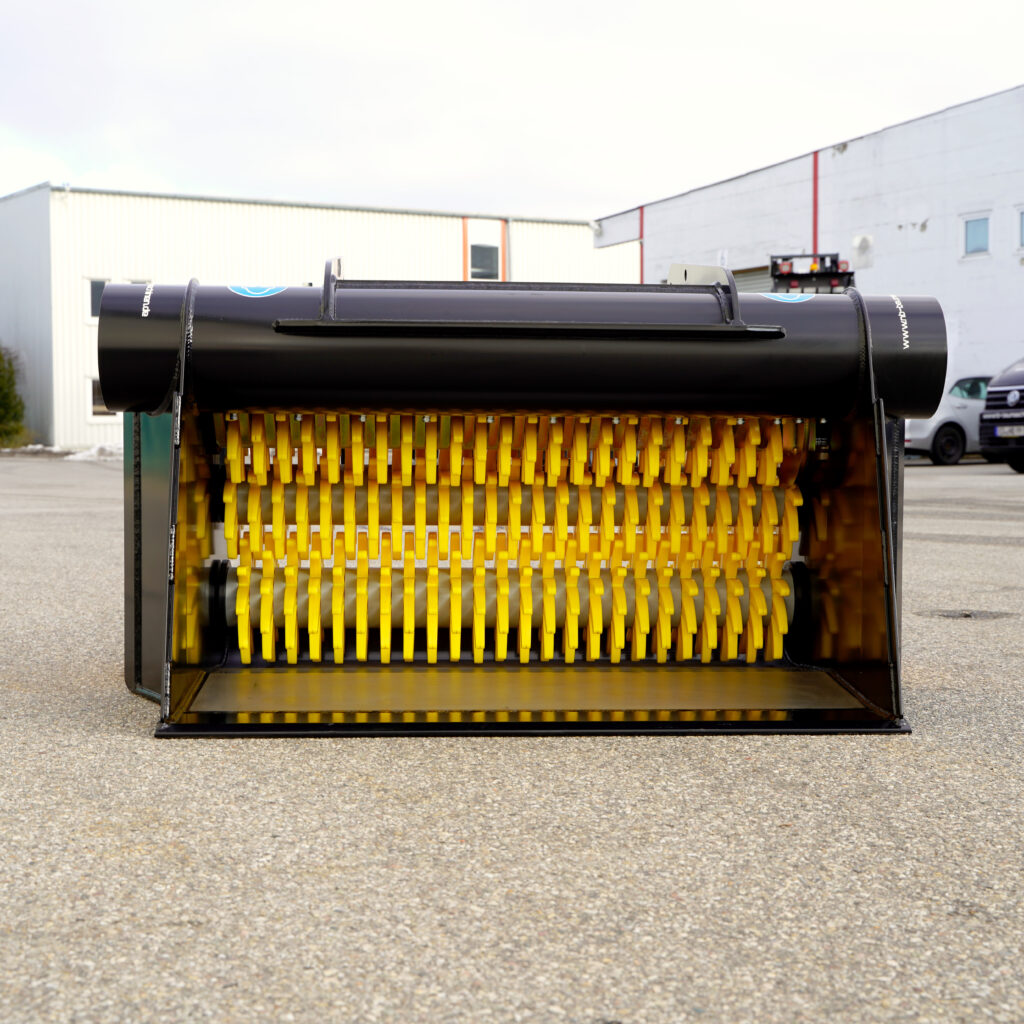 Der GYRUstar 3-100L-3 steht frontal vor Industriehallen, mit schwarzem Gehäuse und gelben, dicht anliegenden Rotorelementen im Innenraum.