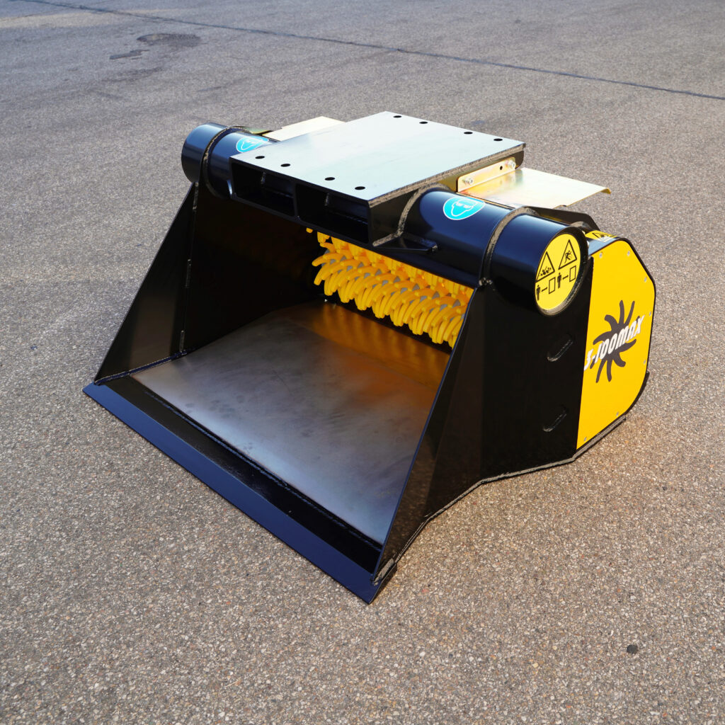 Ein schwarzer und gelber GYRUstar 3-100MAX-8 mit Metallgehäuse und gelbem Schneidrotor steht auf Asphalt im Freien, von vorne schräg gesehen.