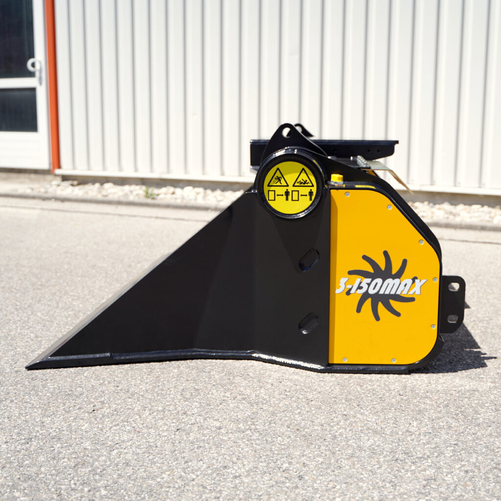 Ein schwarz-gelber GYRUstar 3-150MAX sitzt draußen auf dem Asphalt vor einer hellen Wellblechwand und zeigt deutliche Warnsymbole.