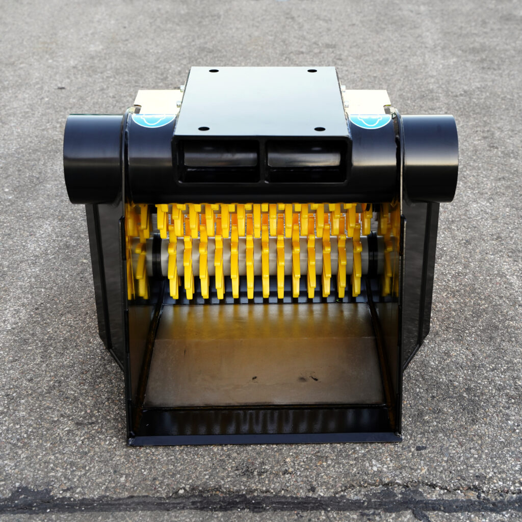 Der schwarze GYRUstar 3-60E-6 zeigt gelbe, rotierende Zerkleinerungselemente und einen offenen Einlass auf grauem Asphalt.