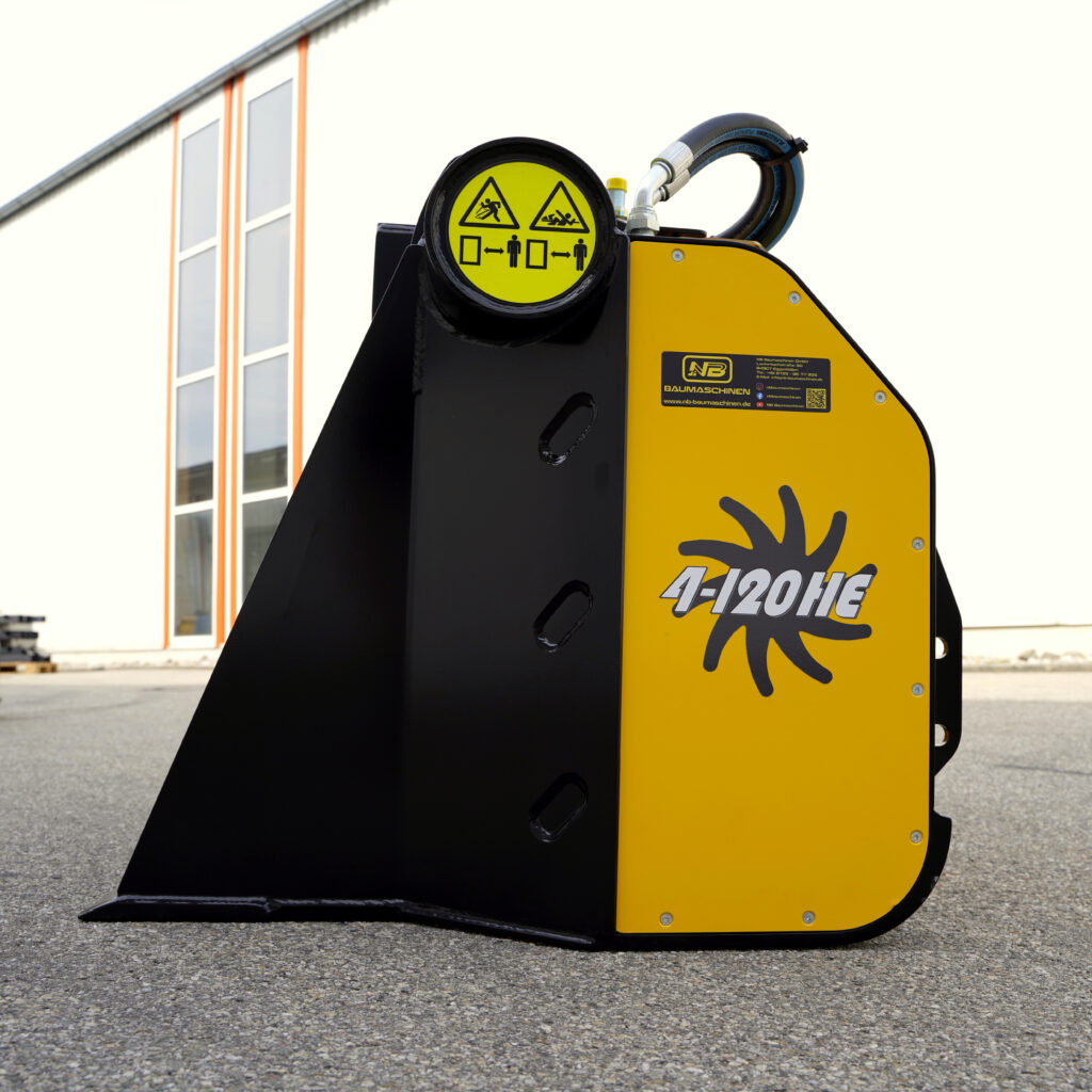 Schwarz-gelbe GYRUstar 4-120HE mit Schlauchanschlüssen und Warnsymbolen steht vor einem hellen Industriebau auf Asphalt im Freien bei Tageslicht.