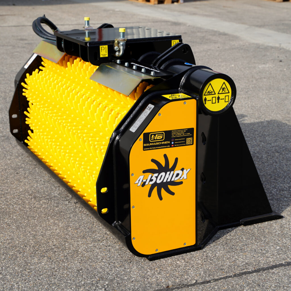 Der gelb-schwarze 4-150HDX-Radkopf mit auffälligen Bürstenborsten und Warnsymbolen steht auf Asphalt und zeigt industrielle Recyclingtechnik.