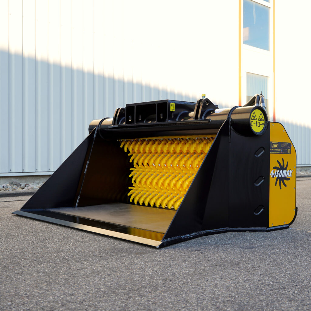 Schwarze GYRUstar 4-150MAX-1 mit gelben Rotoren und Frontschild steht vor einer hellen Metallfassade auf Asphalt im Tageslicht.