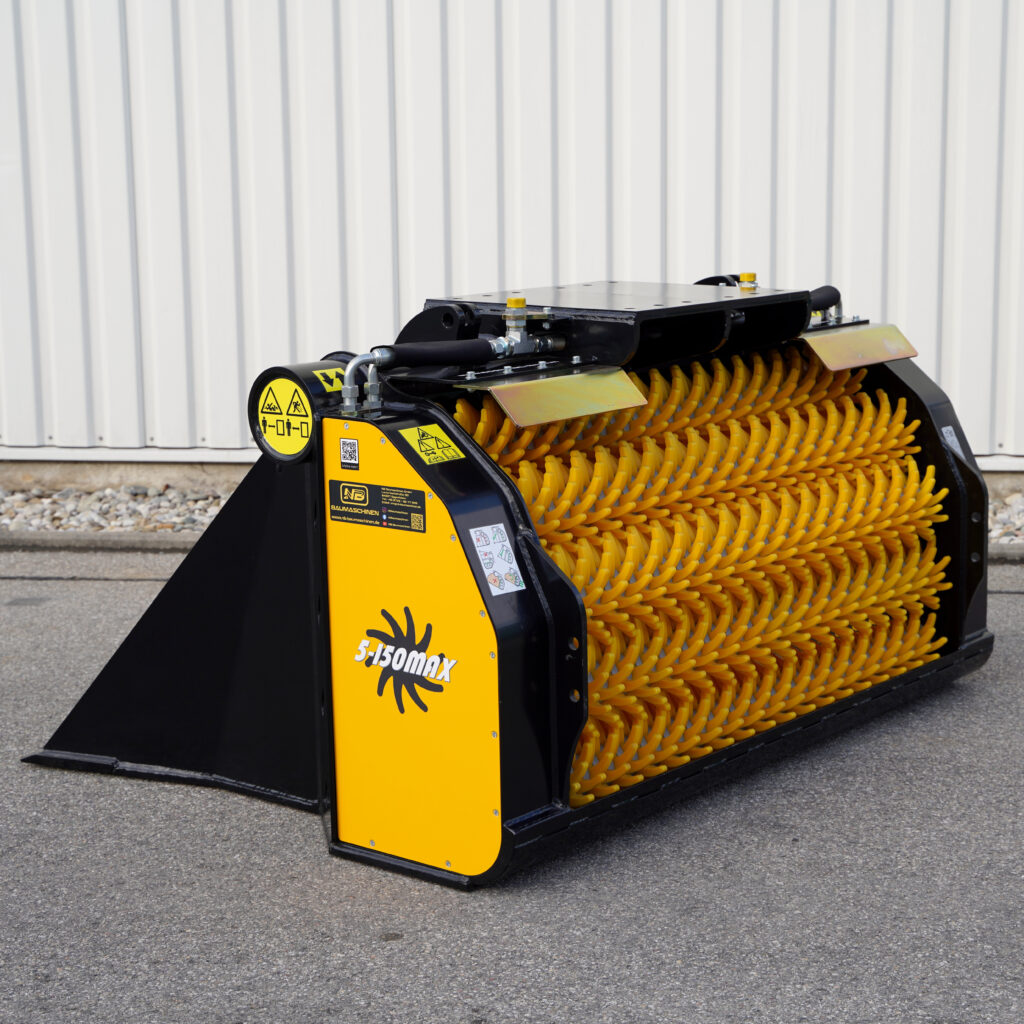 Ein gelb-schwarzer GYRUstar 5-150MAX mit dichtem Bürstenfeld, Hydraulikanschlüssen und Warnaufklebern steht vor einer hellen Hallenwand auf Asphalt.