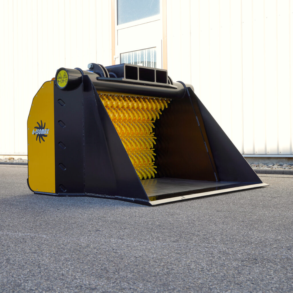 Eine gelb-schwarze GYRUstar 6-150MAX Siebschaufel mit rotierendem Trommelsystem steht vor einer hellen Metallfassade auf Asphalt.