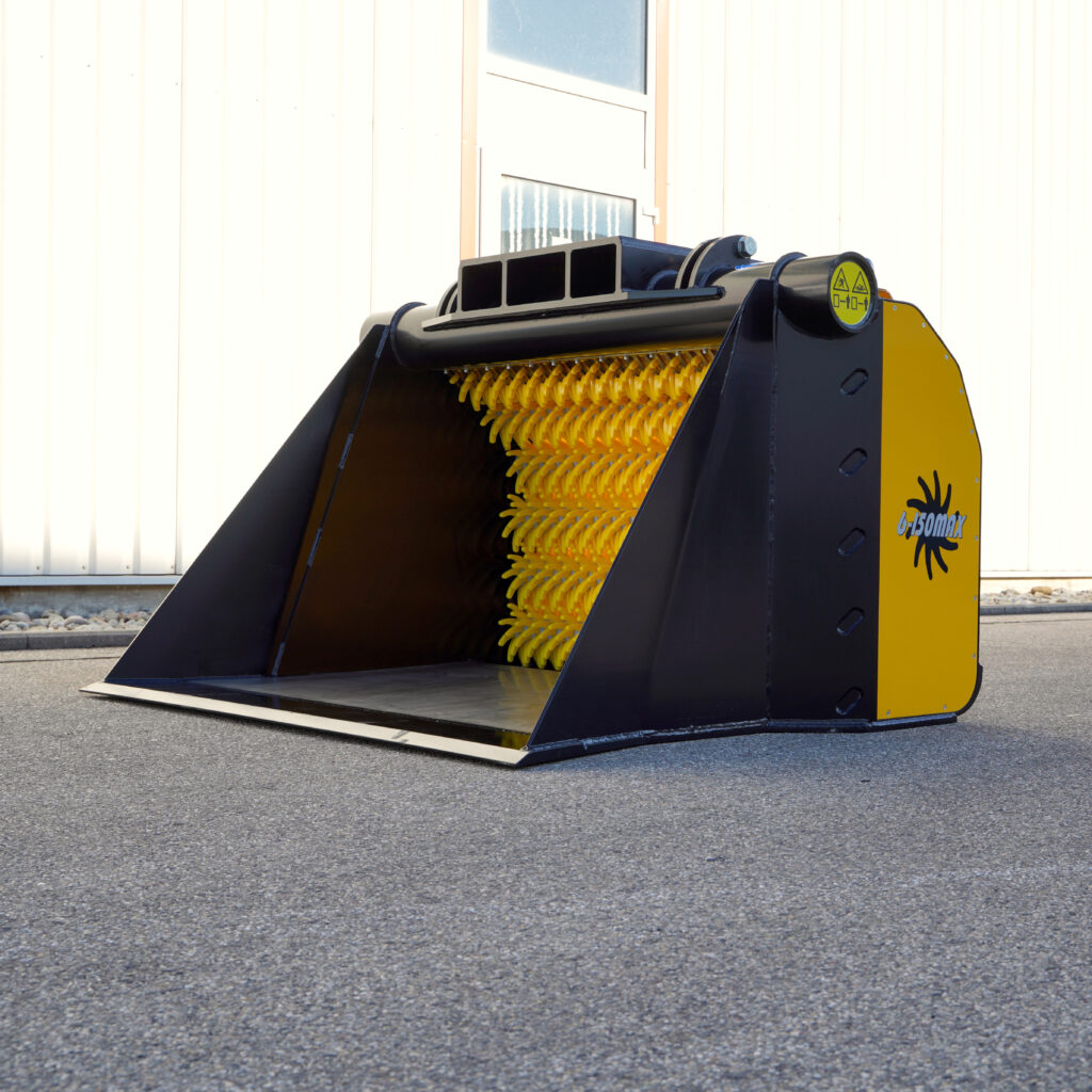 Schwarz-gelbe GYRUstar 6-150MAX Recyclingmaschine mit großem Schaufelkörper und gelben Rotorelementen steht vor einer hellen Industriehalle.