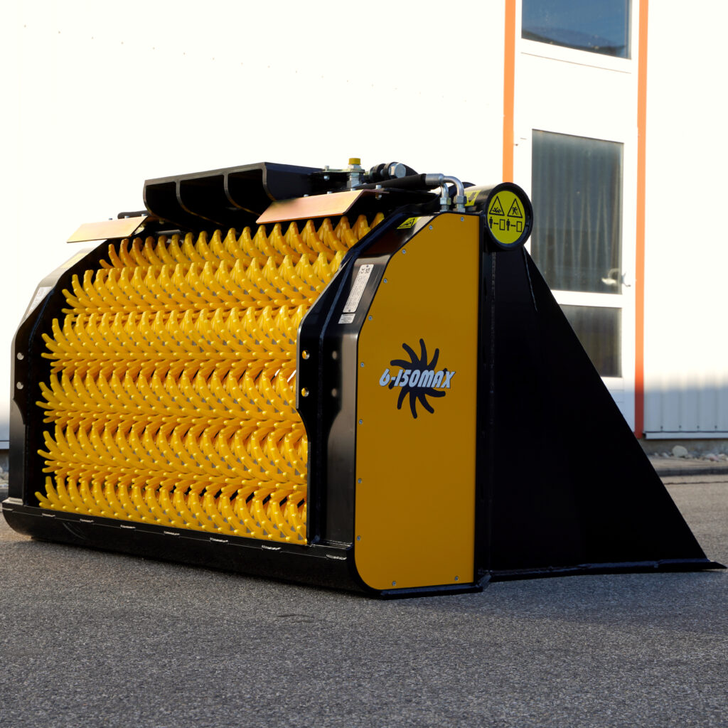 Ein gelb-schwarzer GYRUstar 6-150MAX mit dichtem Rotor und Warnsymbolen steht vor einer hellen Industriehalle mit orangefarbenen Rahmenelementen.