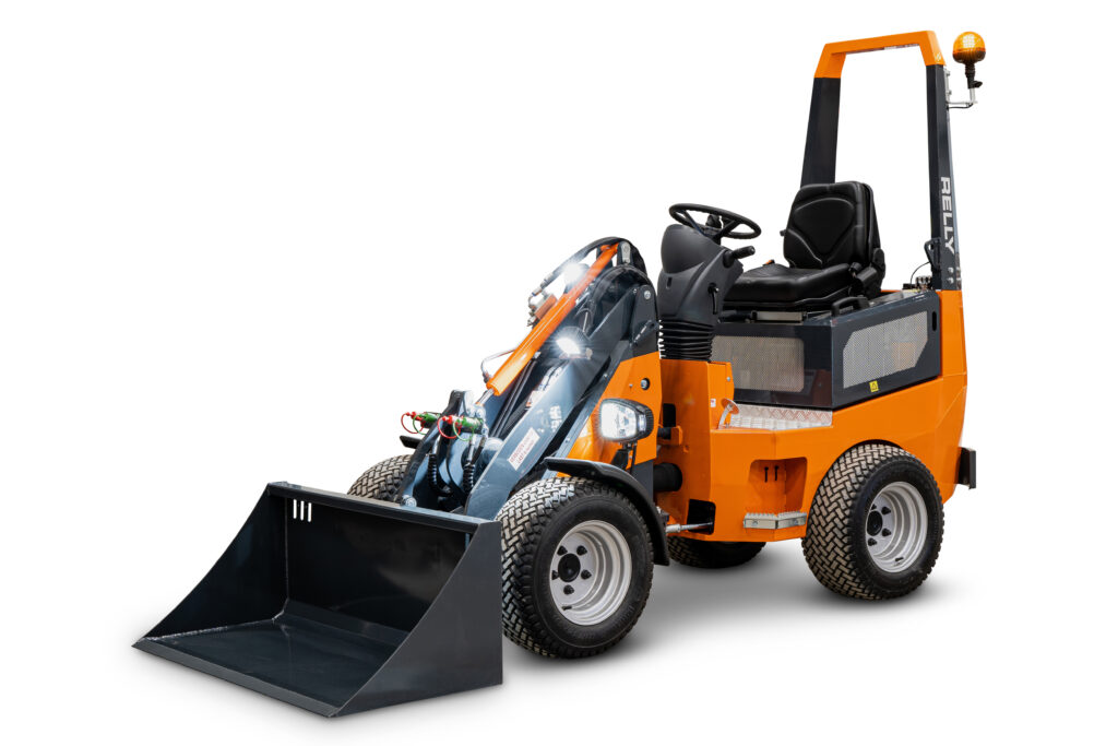 Ein orange-schwarzer RELLY-Knicklader mit großer Schaufel, breiten Reifen und hoher Fahrerkabine steht freigestellt auf weißem Hintergrund.