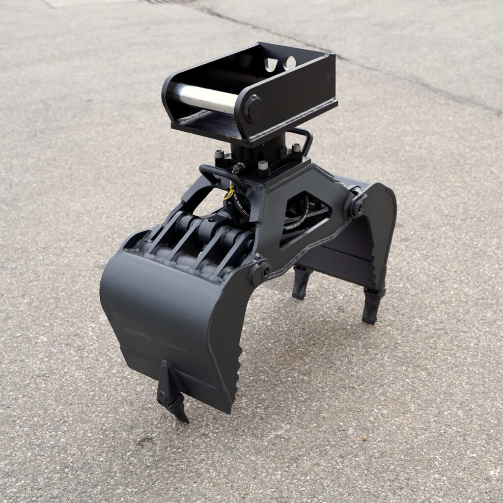 Ein schwarzer Sortiergreifer für Bagger steht auf Asphalt, mit massiven Stahlarmen, Hydraulikschläuchen und breiter Greiföffnung im Detail.