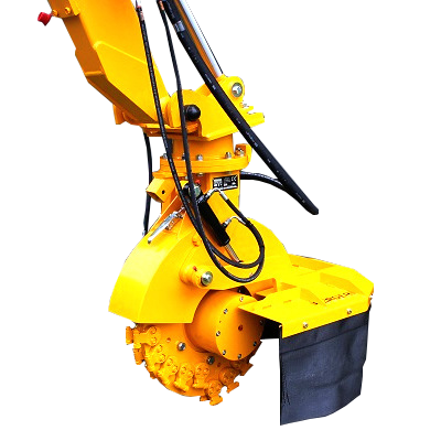 Gelbe Herder Stubbenfräse SCE-630H mit Hydraulikarm, Frässcheibe und Schutzschild vor grauem Hintergrund, fein detailliert und kompakt dargestellt.