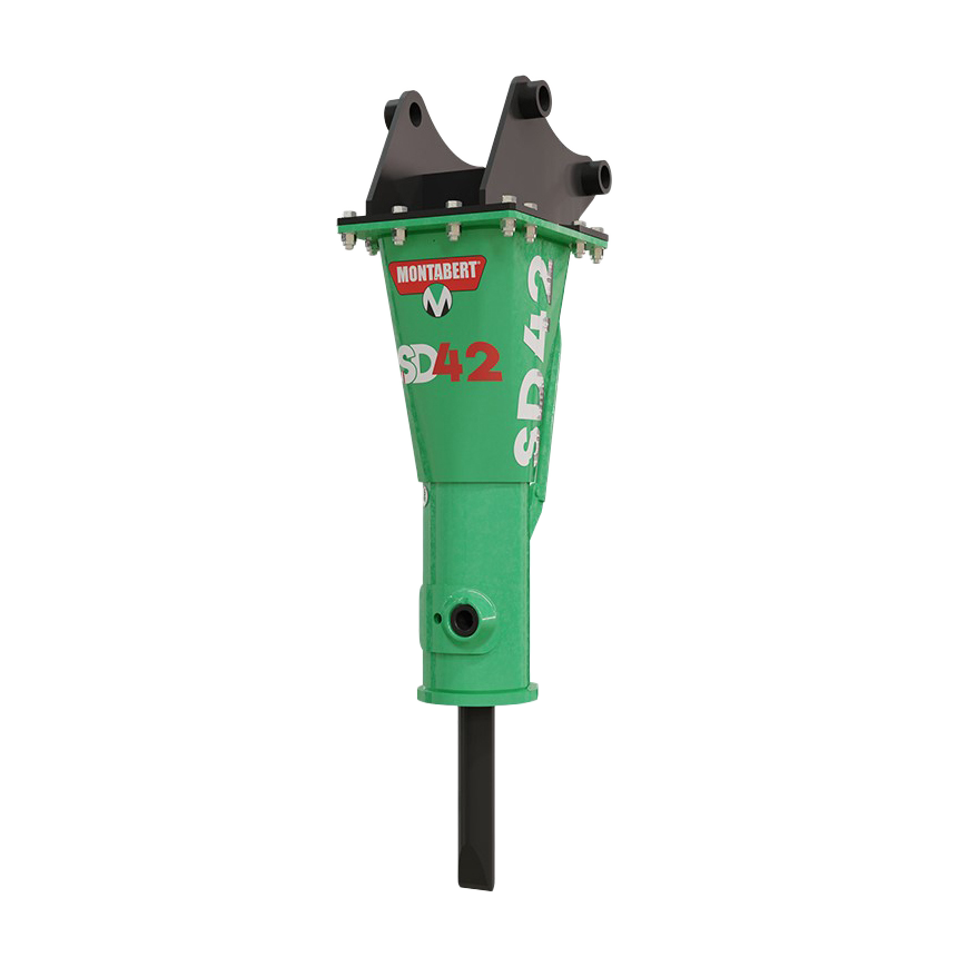 Der grüne Montabert SD42 Hydraulikhammer mit schwarzem Aufsatz und langem Meißel steht freigestellt auf weißem Hintergrund, seitlich leicht gedreht.