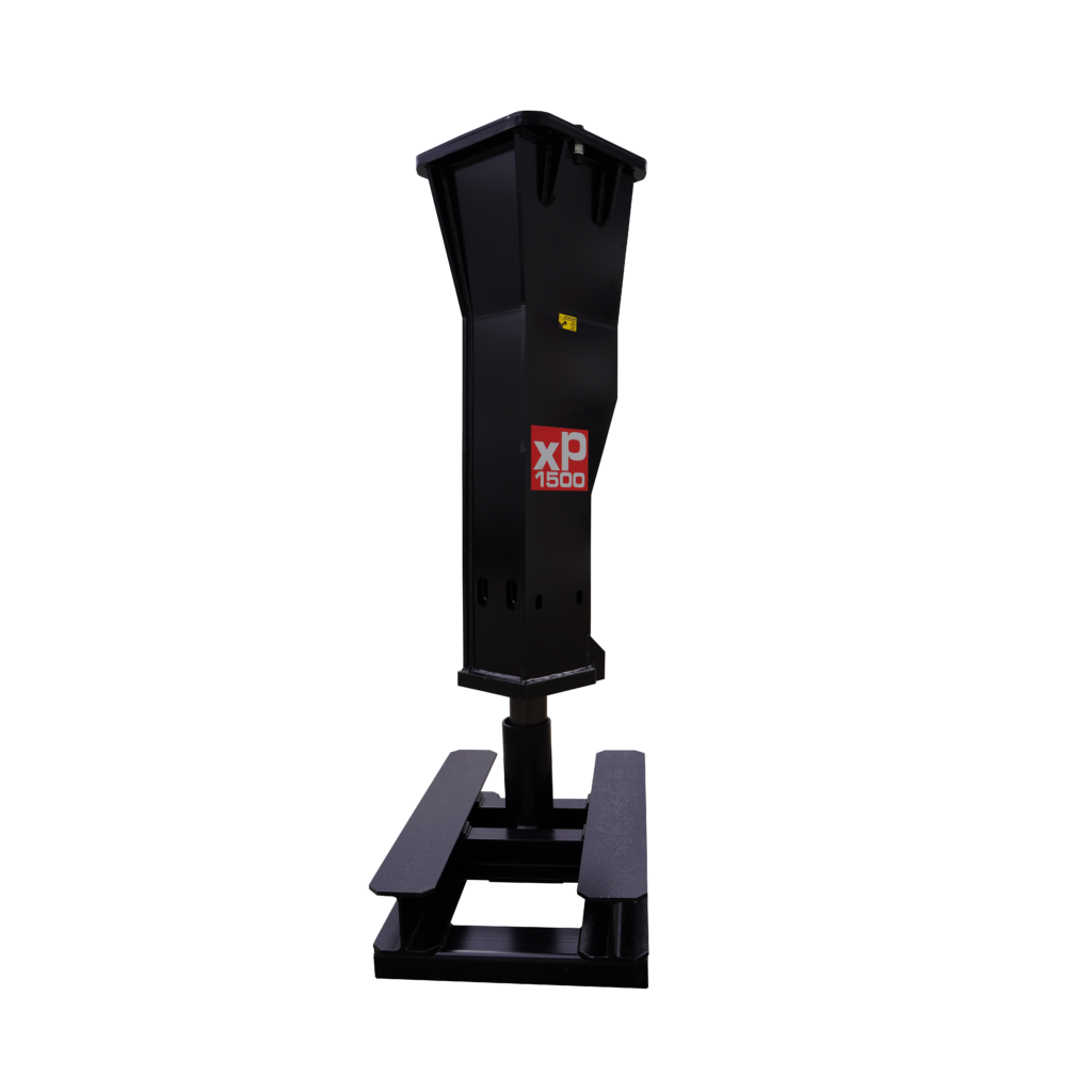 Der schwarze Hydraulikhammer XP1500 steht freigestellt vor schwarzem Hintergrund und zeigt das rote XP-1500-Logo sowie einen massiven Stahlkörper.