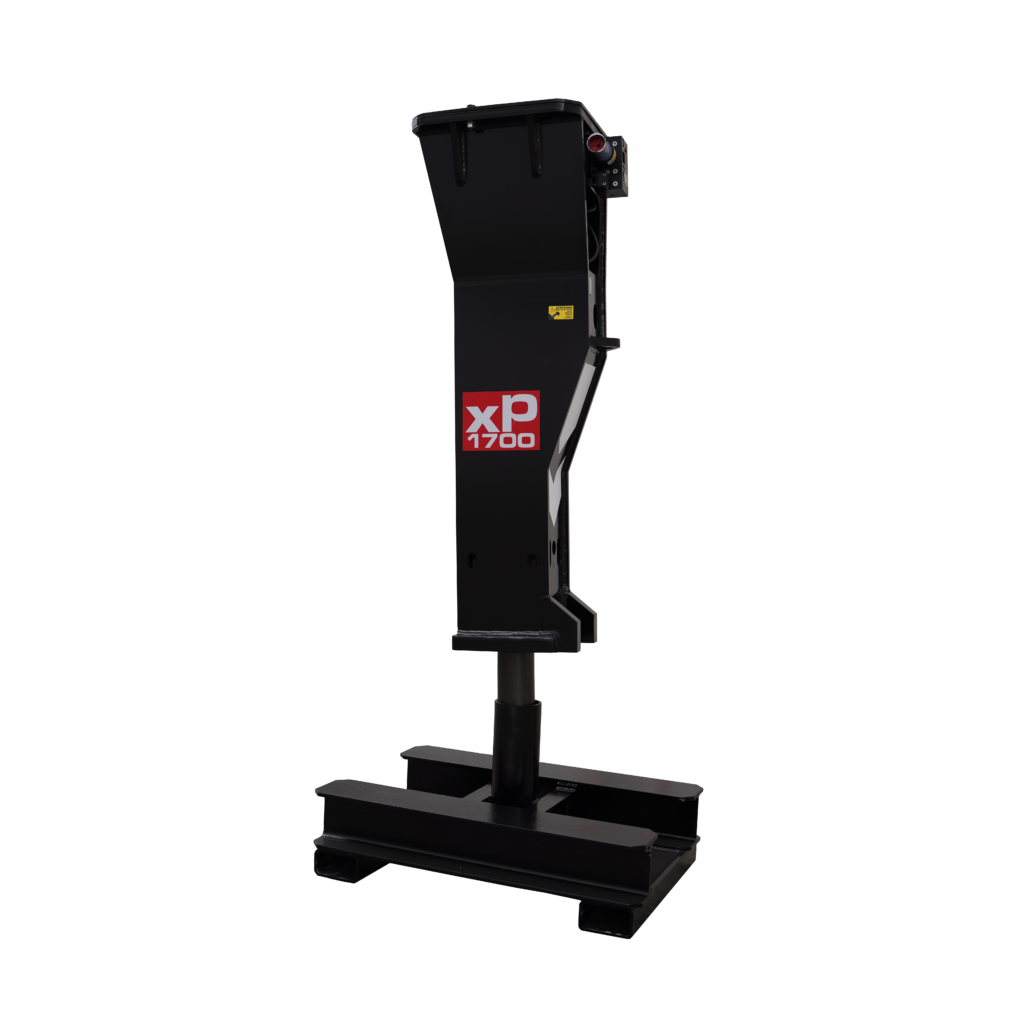 Der schwarze Hydraulikhammer XP1700 steht freigestellt auf dunklem Hintergrund und zeigt das rote Modelllogo sowie eine massive Stahlkonstruktion.