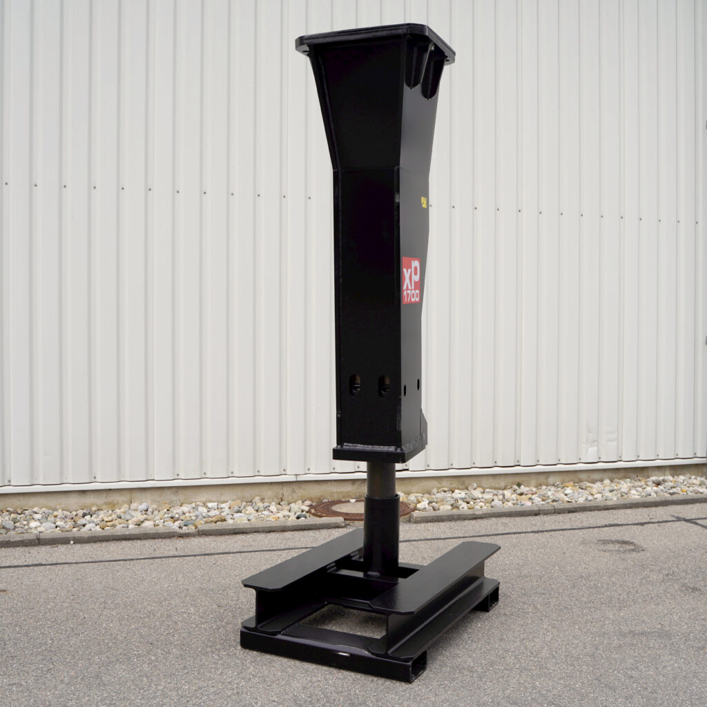 Der schwarze XP1700-3 steht hoch auf einem breiten Stahlfuß vor einer hellen Blechwand und trägt gut sichtbare rote Kennzeichnung mit der Typangabe.