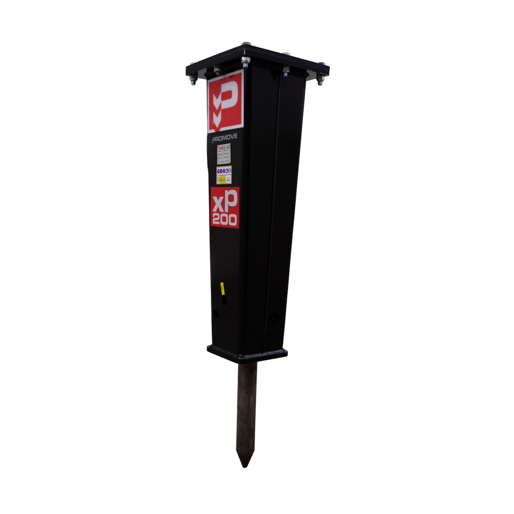 Ein schwarzer Promove Hydraulikhammer XP200 mit langem Meißel steht freigestellt vor dunklem Hintergrund und zeigt rote Modellaufkleber seitlich.