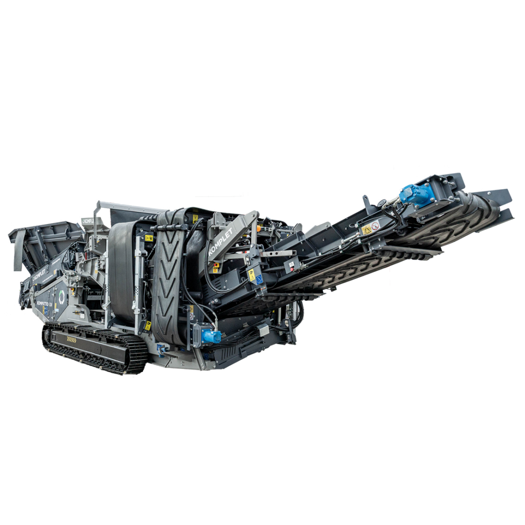 Die Kompatto K124 von Komplet steht auf Raupenfahrwerk, mit ausgefahrenem Förderband, grauen Verkleidungen, blauen Hydraulikteilen und weißem Hintergrund.