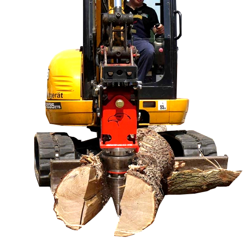 Ein roter ADLER-Kegelspalter spaltet einen massiven Baumstamm vor einem Bagger, während ein Bediener in der Kabine sitzt, auf einer Baustelle.