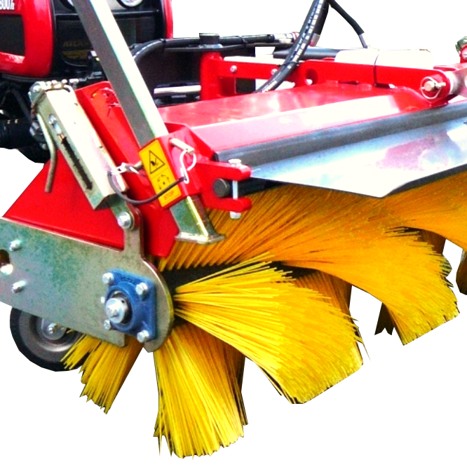 Rote ADLER K 560 Kehrmaschine mit gelben Bürsten, Metallrahmen, Hydraulikschlauch und seitlichem Stützrad auf Asphalt vor grünem Hintergrund.
