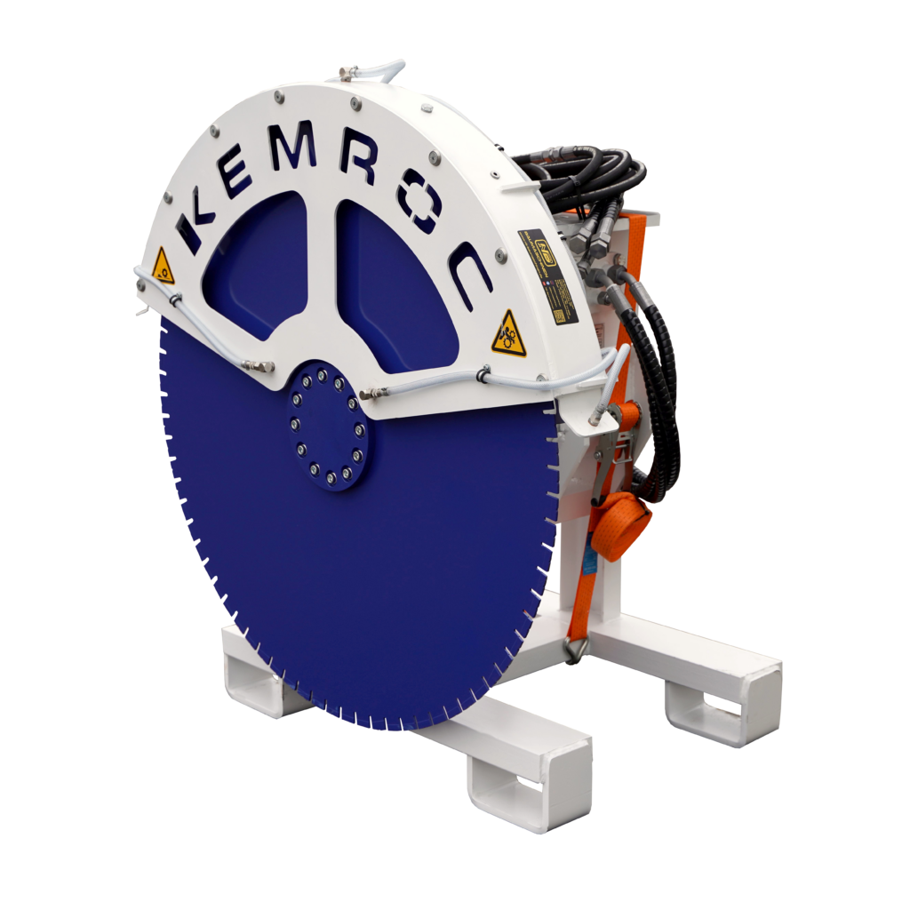 Die blaue und weiße Kemroc Steinsäge KDS 30 zeigt ein großes Sägeblatt, Hydraulikschläuche und orange Befestigungselemente vor schwarzem Hintergrund.