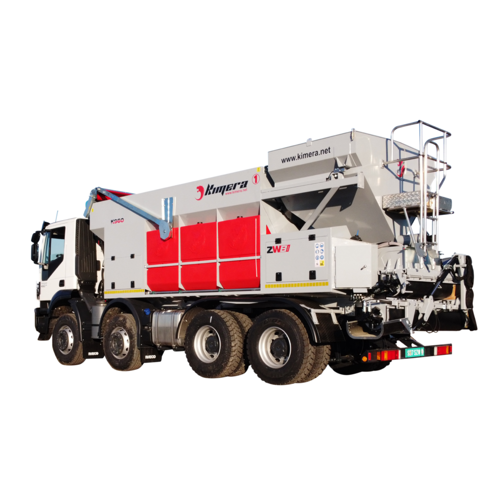 Ein weiß-rotes Kimera K960-Mischfahrzeug mit großem Aufbau, Leiter und Staufächern steht isoliert vor schwarzem Hintergrund.