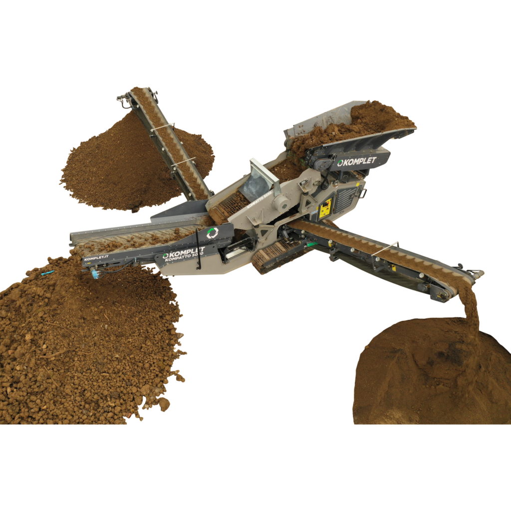 Die mobile Siebanlage Komplet Kompatto 5030 verarbeitet Erd- und Kiesmaterial auf mehreren Förderbändern und verteilt es zu drei Haufwerken.