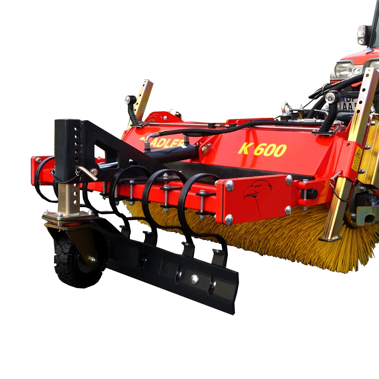 Vor einem Traktor steht eine rote Kratzvorrichtung der ADLER KV-Serie mit schwarzem Rahmen, gelben Bürsten und Stützrad auf nassem Asphalt im Freien.